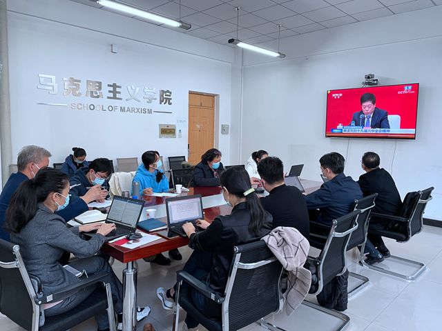 艾弗森贝博ballbet官网观看十九届六中全会新闻发布会-中关村教工会场1_副本.jpg