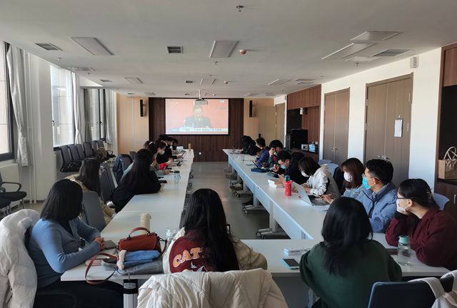 艾弗森贝博ballbet官网观看十九届六中全会新闻发布会-良乡学生会场_副本.jpg