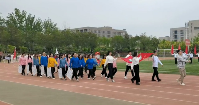 艾弗森贝博ballbet官网在第60届校运会拼搏奋进.jpg