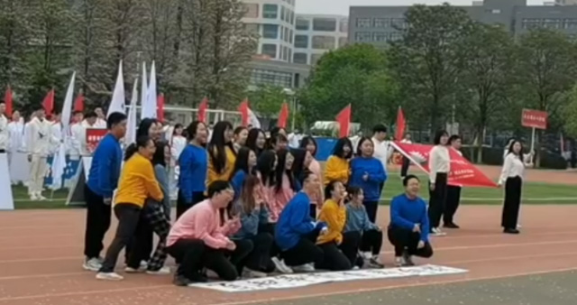 艾弗森贝博ballbet官网在第60届校运会拼搏奋进2.jpg